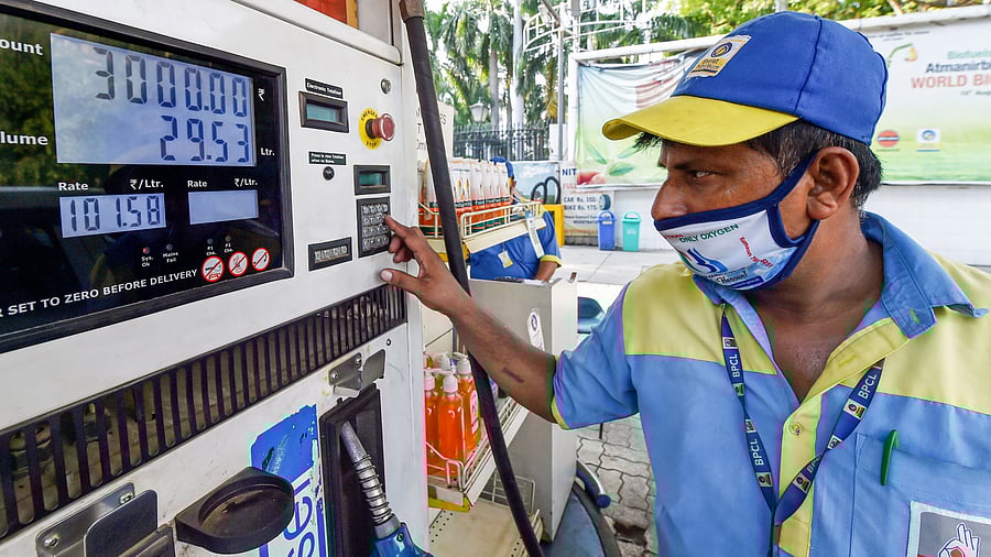 <div class="paragraphs"><p>New Delhi: A pump attendent fills petrol in a car at a refilling station</p></div>