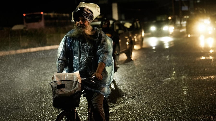 <div class="paragraphs"><p>Commuters during rainfall, in New Delhi</p></div>