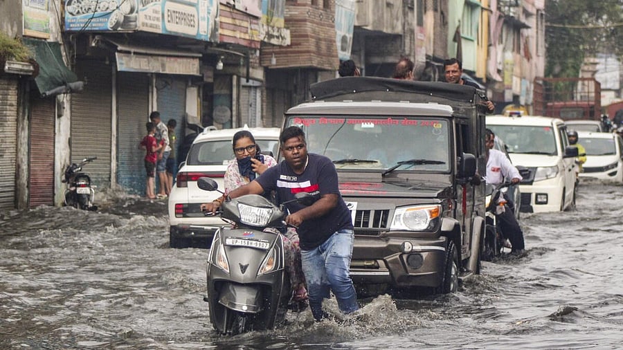 <div class="paragraphs"><p> Waterlogging and rain in Meerut.</p></div>