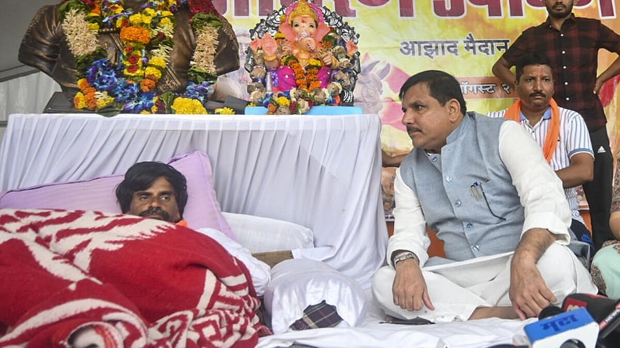 <div class="paragraphs"><p>AAP leader Sanjay Singh meets activist Manoj Jarange Patil during the latter's hunger strike demanding Maratha reservation, at Azad Maidan, in Mumbai, Tuesday, Sept. 2, 2025.</p></div>