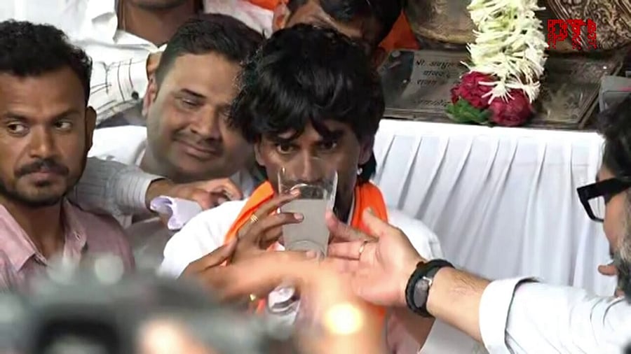 <div class="paragraphs"><p>A screengrab of&nbsp;Manoj Jarange-Patil ending his fast.</p></div>