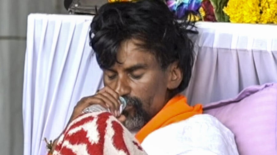 <div class="paragraphs"><p>Maratha quota agitation leader Manoj Jarange during his hunger strike on the fifth day, over the Maratha quota demand, in Mumbai.</p></div>