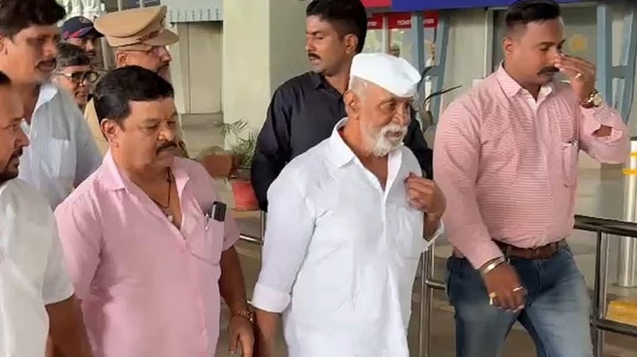 <div class="paragraphs"><p>70-year-old Gawli walks out of jail.</p></div>