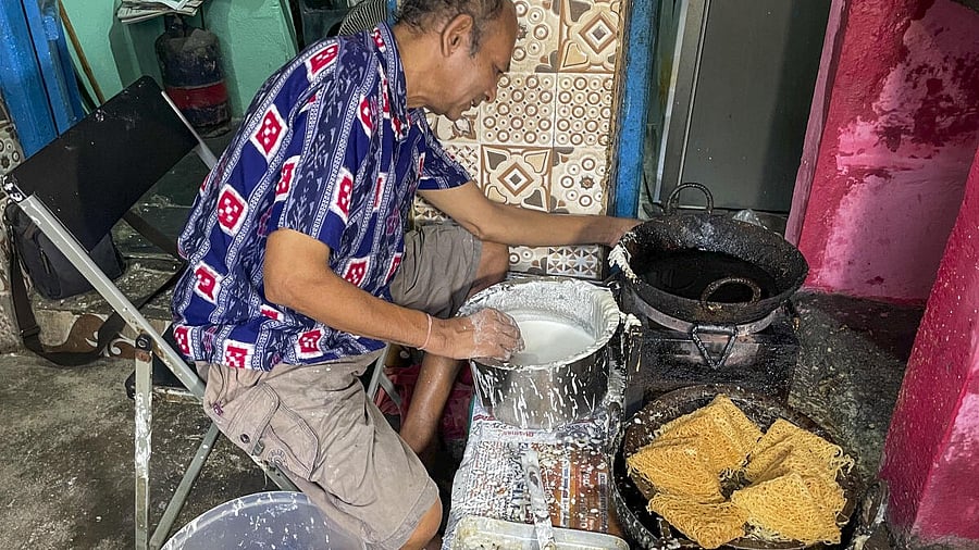 <div class="paragraphs"><p>Prabhu Lal 'Minchu kaka' prepares 'Sarsatia', a traditional dessert made from Ganjer tree resin, at his ancestral sweet shop, in Sambalpur, Odisha, Wednesday, Sept. 03, 2025.</p></div>
