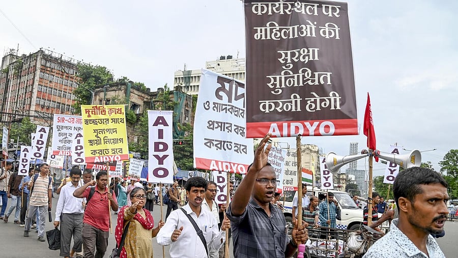 <div class="paragraphs"><p>Members of All India Democratic Youth Organisation (AIDYO) participate in a rally to protest over the alleged atrocities against Bengali-speaking migrant workers in BJP-ruled states and Special Intensive Revision of electoral rolls, in Kolkata,</p></div>