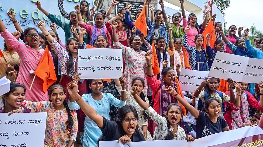 Students and members of the Akhila Bharatiya Vidyarthi Parishad (ABVP) stage a protest at Freedom Park in Bengaluru on Wednesday, demanding the appointment of permanent lecturers and guest lecturers. DH Photo