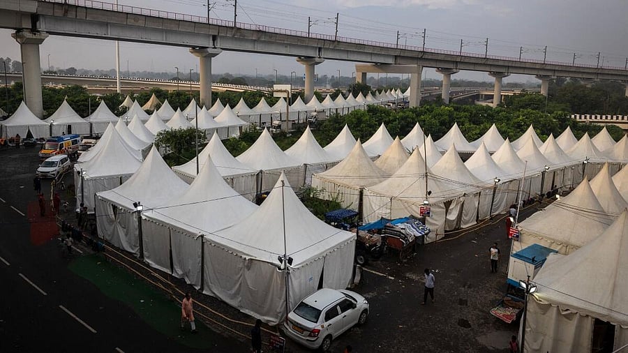 <div class="paragraphs"><p>Makeshift shelters seen on a roadside for people who got displaced by the rising water level of river Yamuna after heavy monsoon rains, in New Delhi.</p></div>