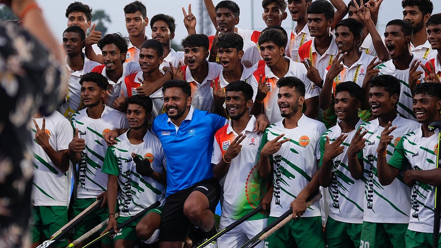 <div class="paragraphs"><p>India captain Harmanpreet Singh with Bihar's young hockey players during the Asia Cup in Rajgir. </p></div>