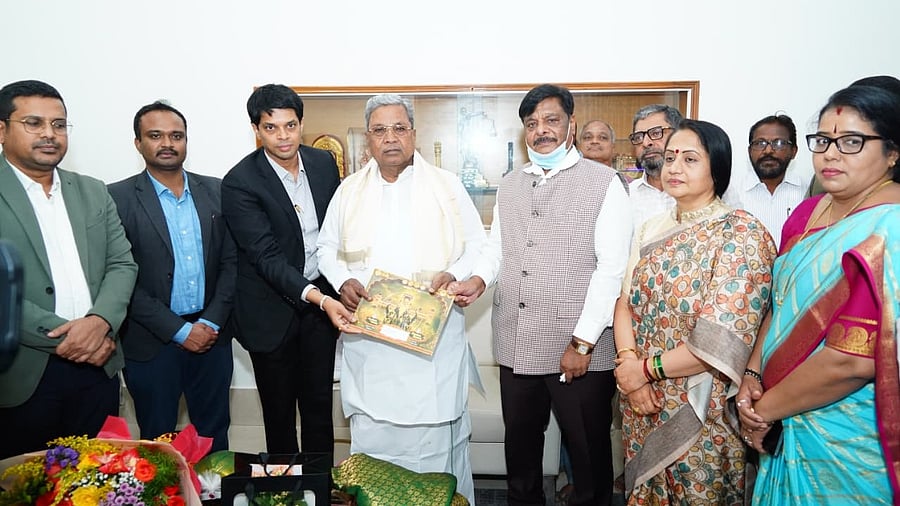 <div class="paragraphs"><p>Mysuru District in-charge minister H C Mahadevappa, Mysuru DC G Lakshmikanth Reddy invite Chief Minister Siddaramaiah for Dasara in Bengaluru on Thursday. Chief Secretary Shalini Rajneesh, ADC P Shivaraju, MCC Commissioner Shaikh Tanveer Asif, ZP CEO S Ukesh Kumar, Sri Chamundeshwari Kshetra Development Authority Secretary M J Roopa join them. </p></div>