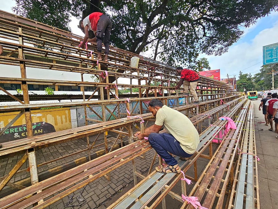 <div class="paragraphs"><p>Galleries being installed by BCC at Sambhaji Circle in Belagavi on Friday to facilitate people to view the Ganesh idol immersion procession on the occasion of Anant Chaturdashi on Saturday. </p></div>
