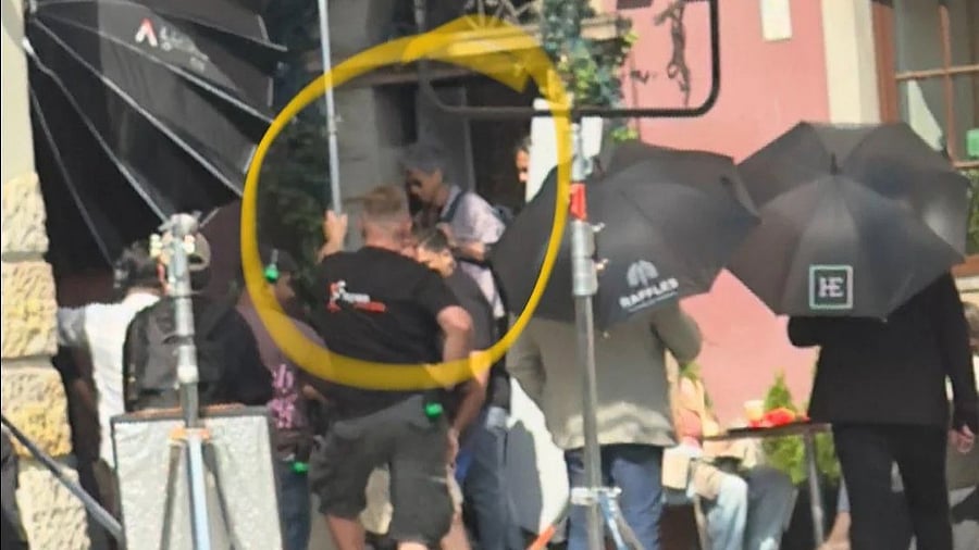 <div class="paragraphs"><p>SRK on the sets of <em>King</em>.</p></div>