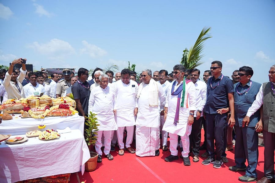 <div class="paragraphs"><p>Chief Minister Siddaramaiah, Deputy Chief Minister D K Shivakumar, Ministers R B Thimmapur and M B Patil take part in Ganga Pooja before offering bagina to Krishna river.<strong><br></strong></p></div>