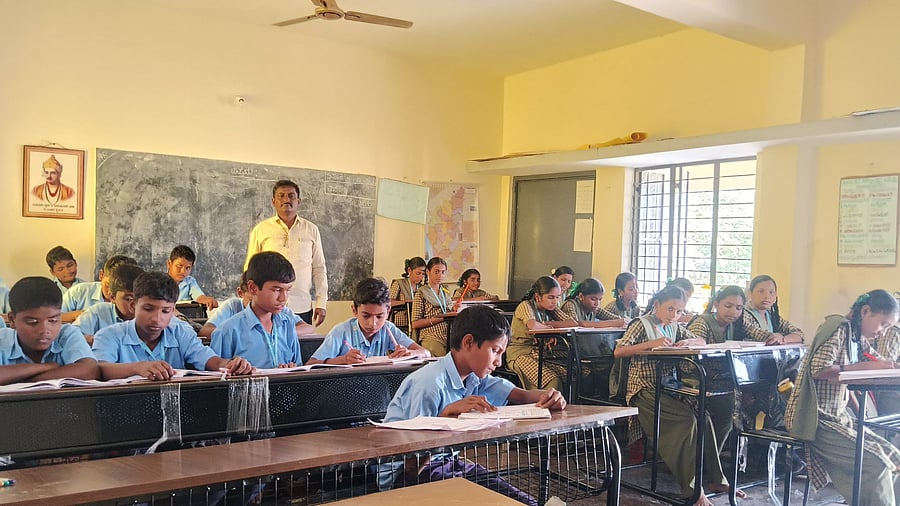 <div class="paragraphs"><p>Students in a school.</p></div>