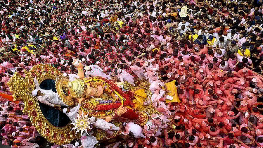 <div class="paragraphs"><p>People take part in a procession of ‘Lalbaugcha Raja’ idol of Lord Ganesha before ‘visarjan’, immersion, during the 'Ganesh Chaturthi' festival, in Mumbai, Maharashtra, Saturday, Sept. 6, 2025.</p></div>