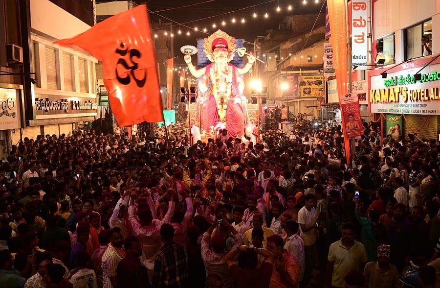 <div class="paragraphs"><p>'Hubballi Ka Raja' Ganapati idol at Dajibanpet in Hubballi being taken out in procession for immersion on Saturday night.</p></div>