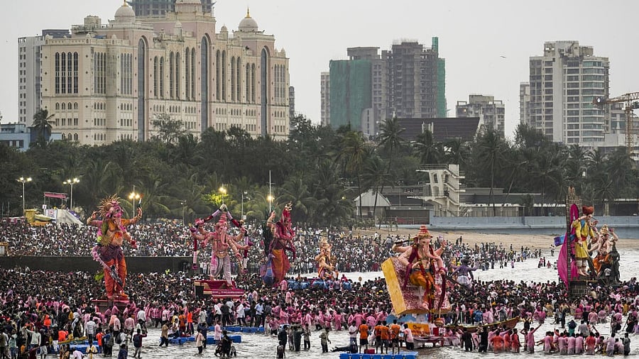 <div class="paragraphs"><p> People take part in ‘visarjan’, immersion, of idols of Lord Ganesha during the 'Ganesh Chaturthi' festival</p></div>