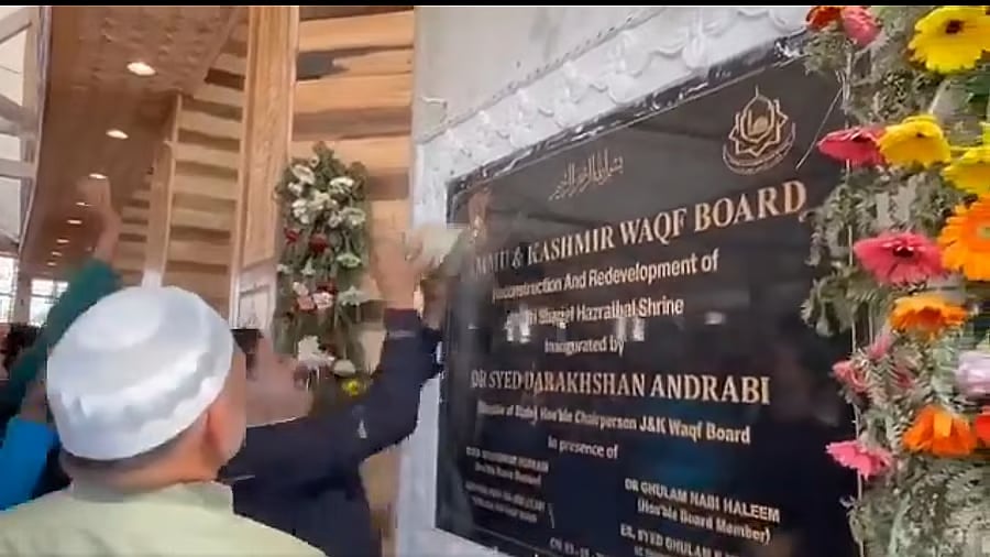 <div class="paragraphs"><p>A screenshot of the video showing Ashoka Emblem being defaced at the Hazratbal shrine.&nbsp;<br></p></div>