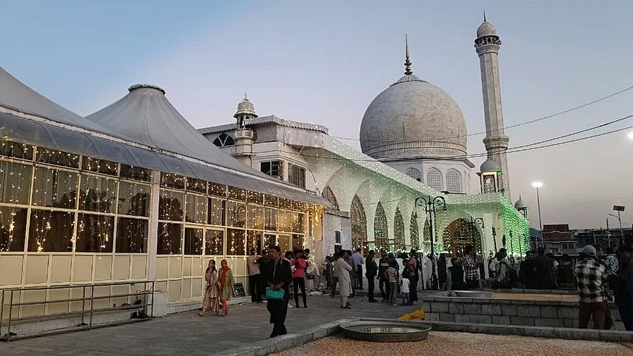 <div class="paragraphs"><p>People at the Hazratbal mosque, in Srinagar, Friday, Sept. 5, 2025. Engraving the national emblem on the renovation plaque of the mosque has sparked a controversy. The plaque was allegedly vandalised by unidentified people and the national emblem removed with stones.</p></div>