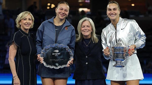 <div class="paragraphs"><p>Belarus' Aryna Sabalenka poses with runner up Amanda Anisimova of the U.S., U.S. Open Tournament Director Stacey Allaster and former tennis player Chris Evert after winning the women's singles final.</p></div>