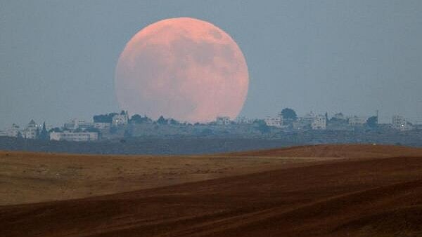 <div class="paragraphs"><p>The "Blood Moon" rises over the West Bank, as seen from the Negev desert, Israel.</p></div>