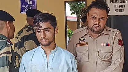 <div class="paragraphs"><p>Siraj Khan, a Pakistani intruder from Sargodha in Punjab province of Pakistan, arrested along the International Border (IB) in R S Pura sector, Jammu.</p></div>
