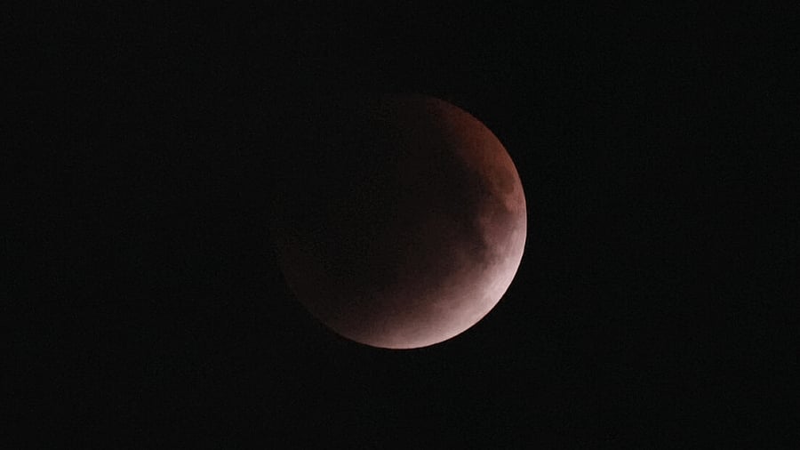 <div class="paragraphs"><p>'Blood Moon' rises in the sky during a total lunar eclipse.</p></div>