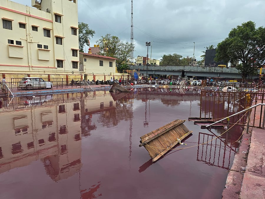 <div class="paragraphs"><p>Kapileshwar tank in Belagavi, which bustled with activity during the Ganesh idol immersions from Saturday evening to early Monday morning, wore a quiet and deserted look later on Monday. </p></div>