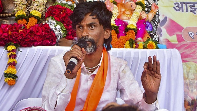 <div class="paragraphs"><p>Maratha quota activist Manoj Jarange addresses the gathering on the second day of his hunger strike, at Azad Maidan, in Mumbai.</p></div>