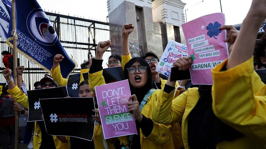 <div class="paragraphs"><p>University students holding posters shout slogans during a protest outside Indonesian parliament building, in Jakarta, Indonesia</p></div>