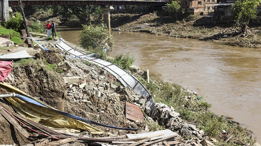 <div class="paragraphs"><p>Debris of structures lay along the banks of the Jhelum river in the aftermath of floods triggered by heavy rains, in Anantnag district, J&amp;K.</p></div>