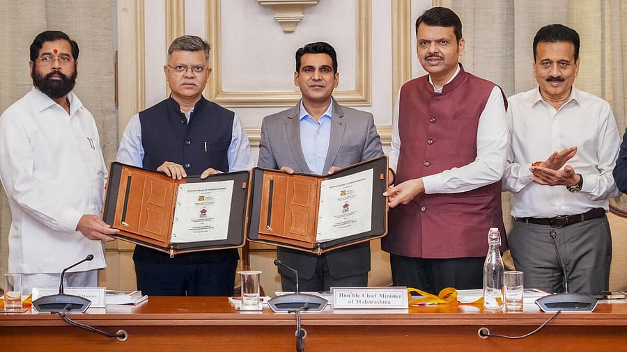 <div class="paragraphs"><p>Maharashtra Chief Minister Devendra Fadnavis (second from left) and Deputy CM Eknath Shinde (L) with others during the signing and exchange of MoU between Nagpur Metropolitan Region Development Authority (NMRDA) and Housing and Urban Development Corporation Limited (HUDCO).</p></div>