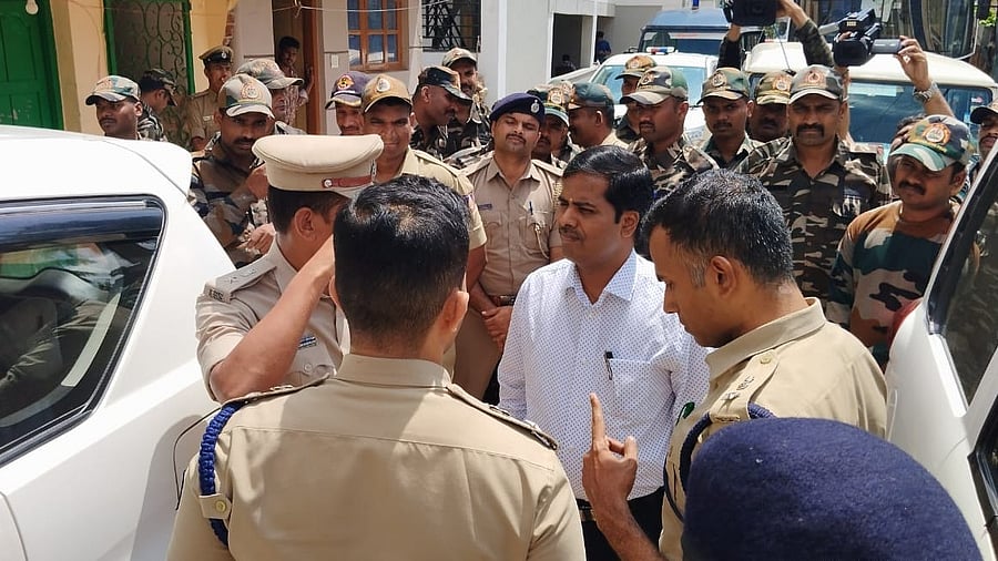 <div class="paragraphs"><p>Police personnel have been deployed in large numbers in Maddur in Mandya district.</p></div>