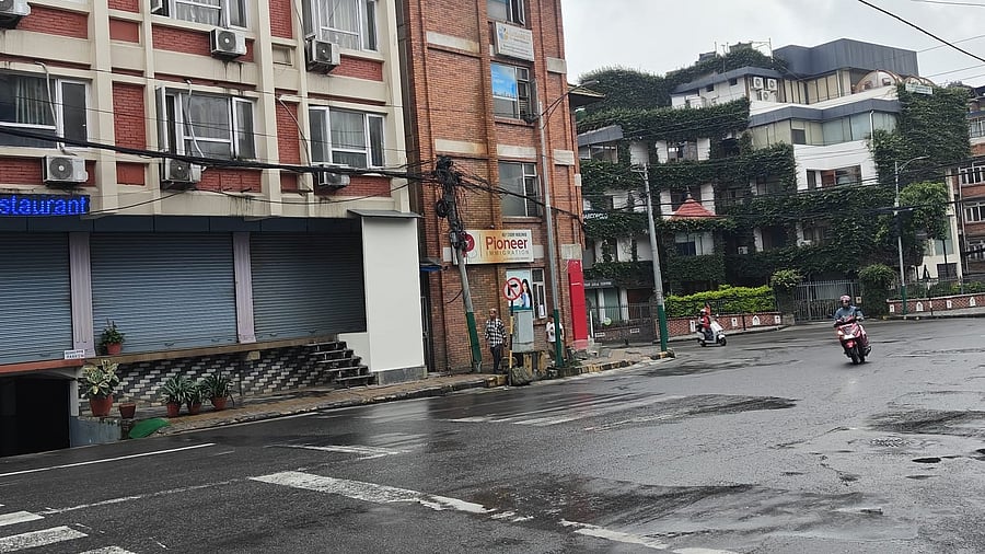 <div class="paragraphs"><p>Kathmandu streets wore a deserted look due to the ongoing curfew. </p></div>