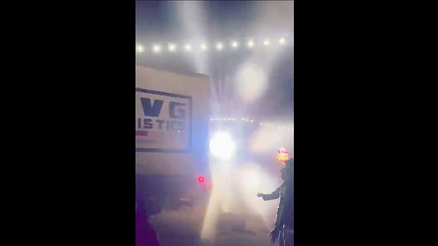 <div class="paragraphs"><p>6 killed, many injured after truck rams into Ganesha procession in Hassan</p></div>