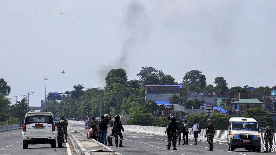 <div class="paragraphs"><p>Sashastra Seema Bal personnel stand guard on Mechi Bridge that connects Indian and Nepal in view of the ongoing political crisis in Nepal, near Siliguri.</p></div>