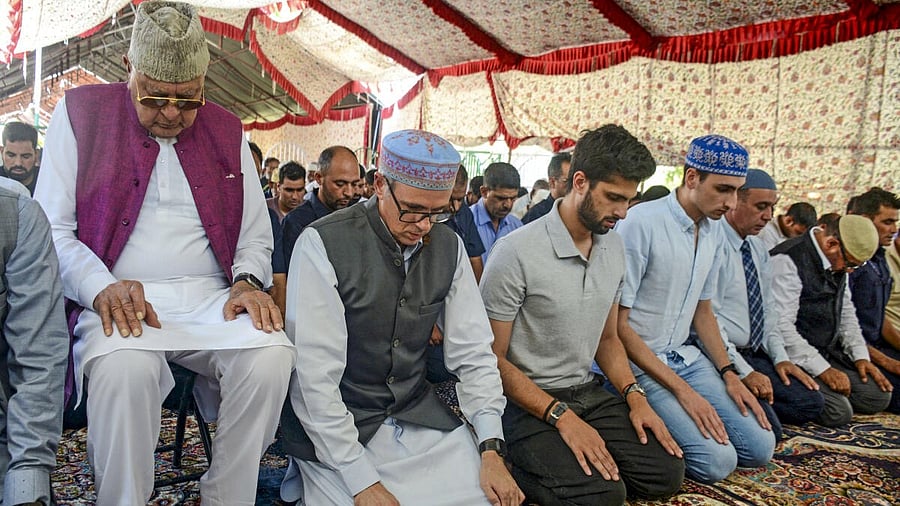 <div class="paragraphs"><p>Jammu and Kashmir Chief Minister Omar Abdullah along with National Conference President Farooq Abdullah, his sons Zameer Abdullah and Zahir Abdullah, and locals offer Friday prayers at the Dargah Hazratbal Shrine, in Srinagar, Jammu and Kashmir, Friday, Sept. 12, 2025.</p></div>