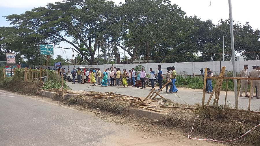The median which the truck hit and jumped before running on people participating in the Ganesha idol procession procession at Mosale Hosahalli in Hassan taluk, on Friday night. DH Photo
