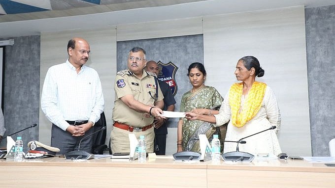 <div class="paragraphs"><p>Top woman Naxal leader surrenders to Telangana Police.</p></div>