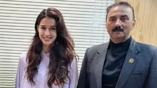 <div class="paragraphs"><p>Disha Patani with her father.</p></div>