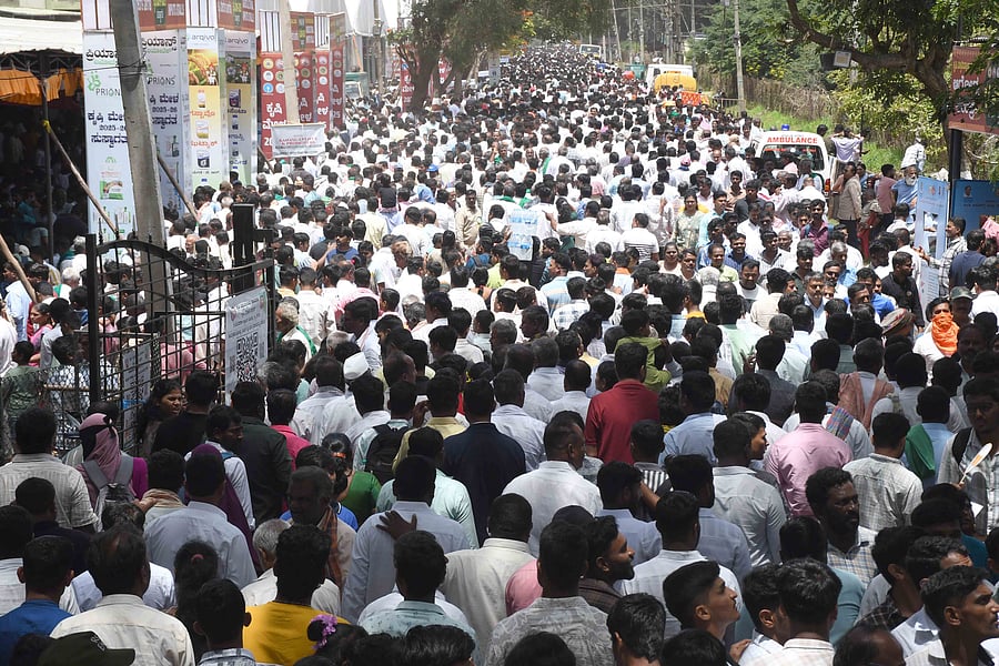 <div class="paragraphs"><p>Sea of farmers and general public attend the Krishi Mela on Sunday.&nbsp;</p></div>