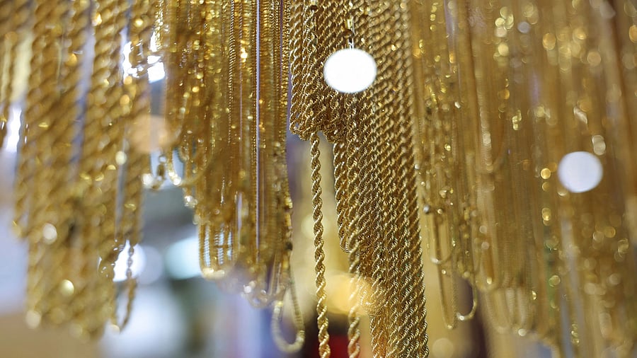 <div class="paragraphs"><p>Jewellery is displayed.</p></div>