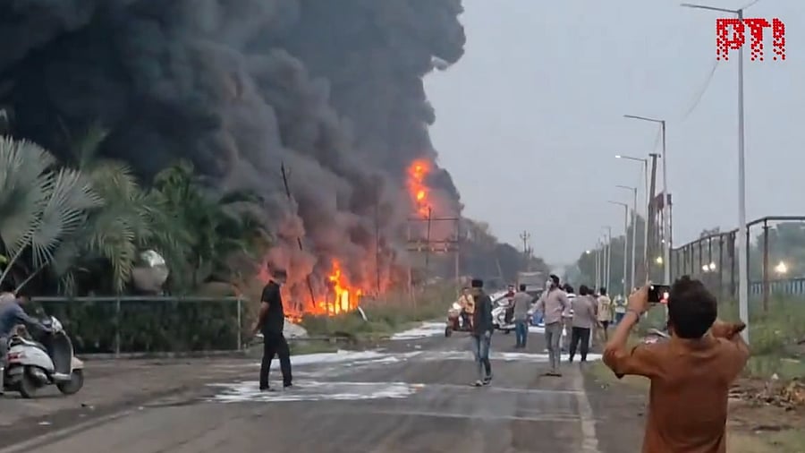 <div class="paragraphs"><p>Thick smoke and flames seen emanating from the factory</p></div>