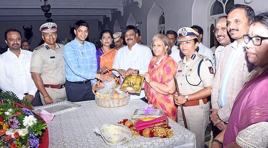 <div class="paragraphs"><p>Mysuru district administration led by District in-charge Minister H C Mahadevappa, extends formal invitation of Dasara to erstwhile royal family member Pramoda Devi Wadiyar at the Palace in Mysuru on Sunday. </p></div>