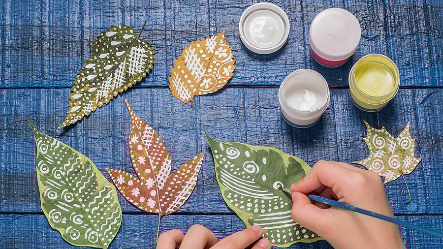 <div class="paragraphs"><p>Girl paints patterns of dry autumn leaves</p></div>