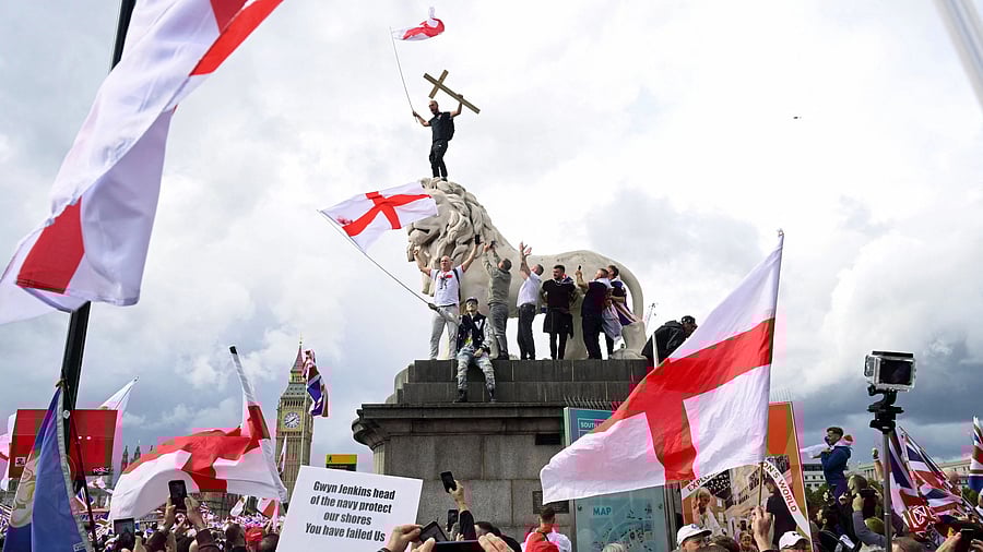 <div class="paragraphs"><p>Over one lakh people participated in the anti-immigration protest led by Tommy Robinson at London.</p></div>