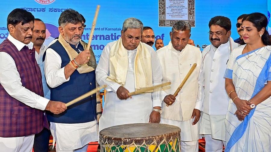 <div class="paragraphs"><p>Chief Minister Siddaramaiah beats a drum to inaugurate the&nbsp;International Day of Democracy event at the Vidhana Soudha in Bengaluru on Monday. He is joined by Social Welfare Minister H C Mahadevappa, Deputy&nbsp;Chief Minister D K Shivakumar, Food &amp; Civil Supplies Minister K H Muniyappa and others. </p></div>