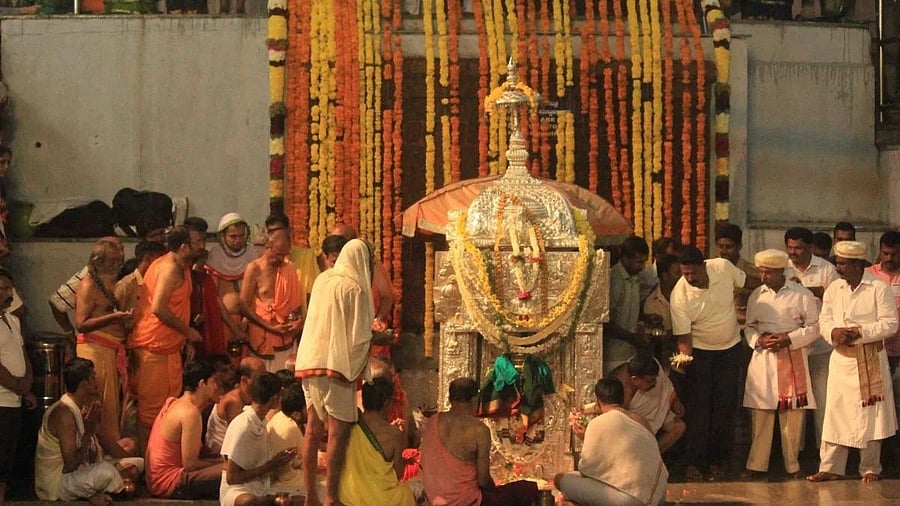 <div class="paragraphs"><p>Priests offer prayers at Brahma Kundike prior to theerthodbhava. </p></div>