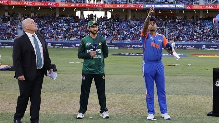 <div class="paragraphs"><p>Andy Pycroft with India and Pakistani cricket captains at the toss during their match</p></div>