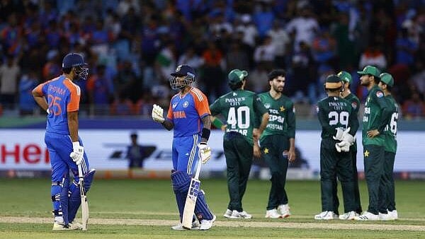 <div class="paragraphs"><p>India's Suryakumar Yadav talks to Shivam Dube during match.</p></div>