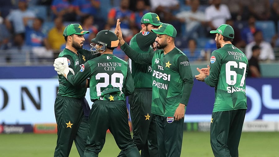 <div class="paragraphs"><p>Pakistan's Faheem Ashraf celebrates with teammates</p></div>
